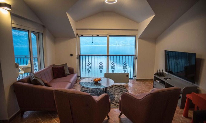 Donja Kostanjica Apartamento | Modern Waterfront 3-Bed Apartment