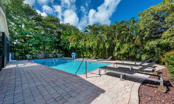 Ojus Casa | Modern Waterfront - Pool, kayaks & prime location! Near Aventura Mall & Beach!