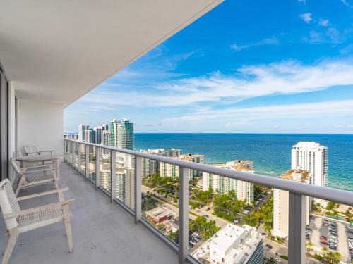Hollywood South Central Beach Apartamento | Modern Waterfront Retreat with Scenic Views