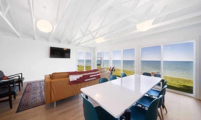 Geneva Cabaña | Modern Waterfront Stay - Stunning Lake Views