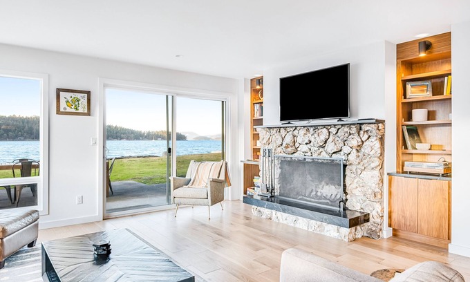 Lopez Island Casa | ¡Casa moderna, amigable para perros, frente al mar con vista a la bahía!