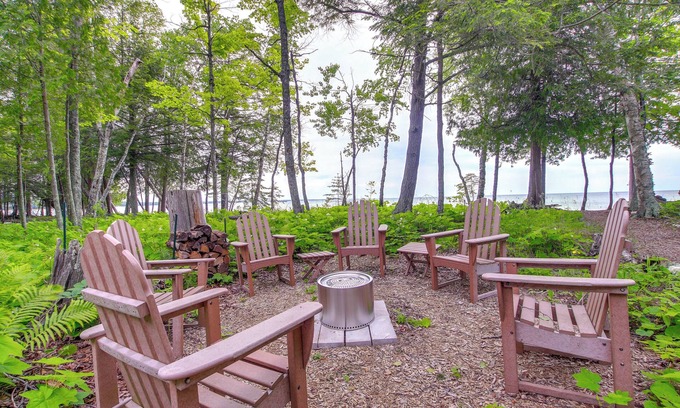 Sturgeon Bay Casa | Modern Waterfront Home - 1 Mi to Cave Point Park!