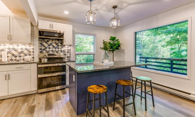Hemphill Heights Casa | Modern Waynesville Cabin about 9 Mi to Lake Junaluska!