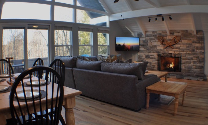 Waynesville Cabina | Modern Waynesville Cabin Getaway! 2 Fireplaces, Pool Table, Close To Everything!