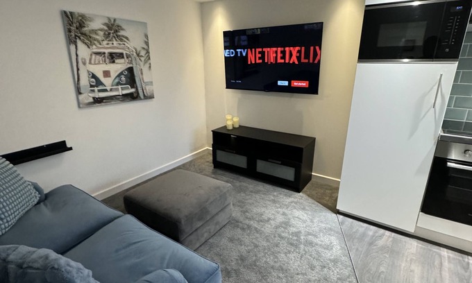 Upton Cheyney Apartamento | Modern well designed 1 bedroom apartment, with car parking