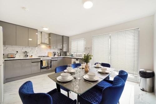 Alperton Casa | Modern Wembley Abode - Parking - Garden - Sleeps 14