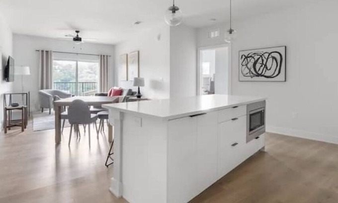West Campus Condominio | Modern West Austin Condo! Walk to UT and Austin's best parks, pet friendly.