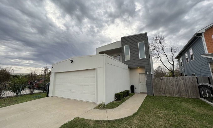 West Dallas Casa | Modern West-Dallas 4 Bedroom Charmer in the City