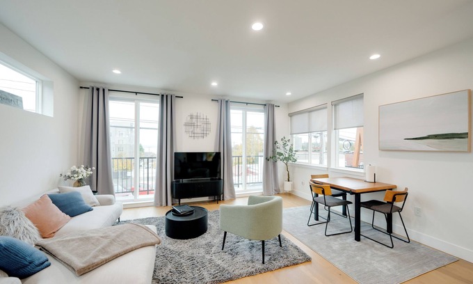 Fairmount Park Casa | Modern West Seattle Home with View, 3bed, 2.5bath, AC, 2Parking, EV charging