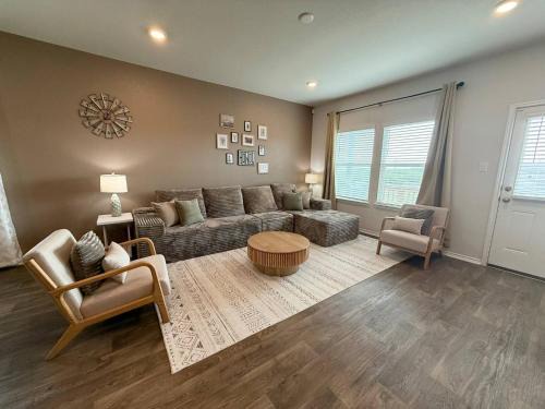 San Antonio Casa | Modern Western 5BR Retreat! BMT SeaWorld Riverwalk Alamo