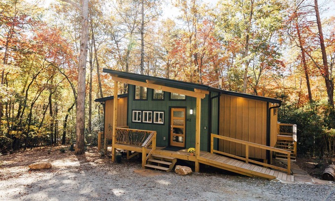 Dahlonega Cabina | Modern Wheelchair Accessible Cabin in the Woods 2/2