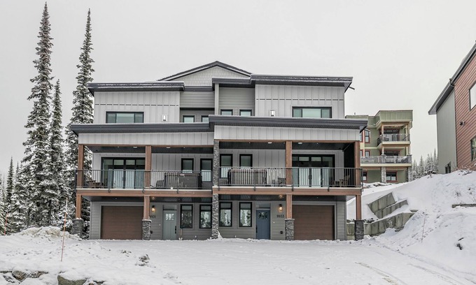 Silver Star Mountain Casa | Modern Whole Duplex - Sleeps 24! Both sides, 2 hot tubs, garages and A/C!