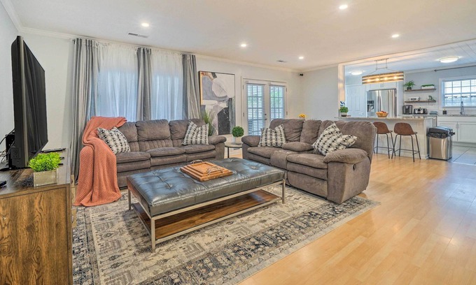 Ogden Casa | Modern Wilmington Getaway ~ 6 Miles to Beaches!