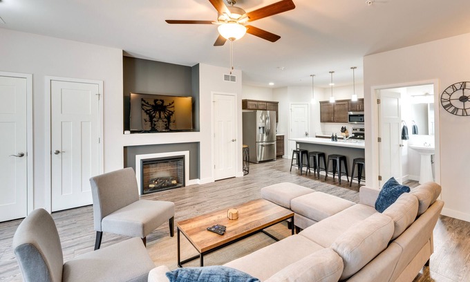 Village of Cottage Grove Condominio | Modern Wisconsin Vacation Rental w/ Fireplace