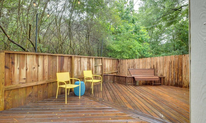 Alden Bridge Apartamento | Modern Woodlands Townhome w/ Spacious Yard & Patio