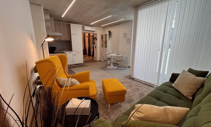 Wiener Neustadt Apartamento | Modern "Yellow" apartment in the historic center