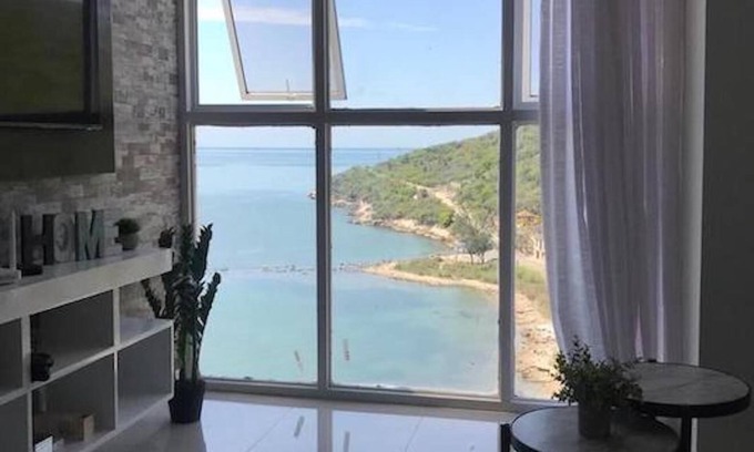 Portmore Condominio | Modern yet cozy seaside condo with breathtaking views!