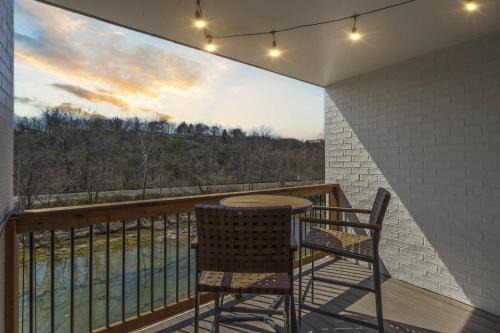Downtown Branson Casa | Modern Yote Condo at Roark Creek