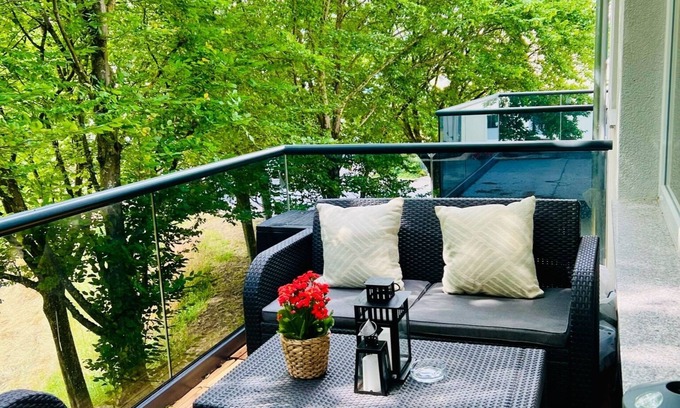 Luegde Apartamento | Moderne Ferienwohnung mit Regendusche, Eigenem Balkon und Grill in Lüdge