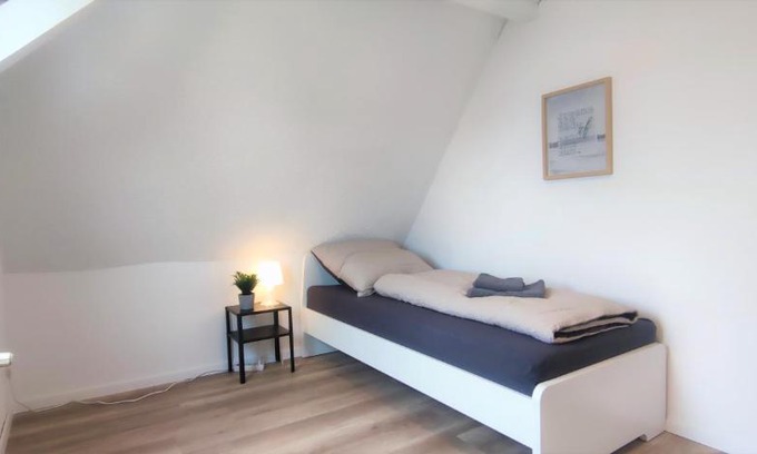 Trossingen Apartamento | Moderne Monteurwohnung für 6 Personen bei Villingen-Schwenningen, TV, Einzelbetten, WLAN, Bettwäsche, Handtücher inklusive - TR01