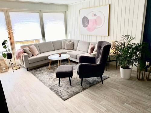 Forde Apartamento | Moderne og sentral leilighet med koselig og privat uteplass!
