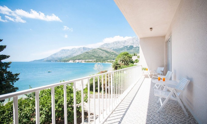 Gradac Villa | Beach villa modernista con tranquilos jardines en terrazas del Mediterráneo