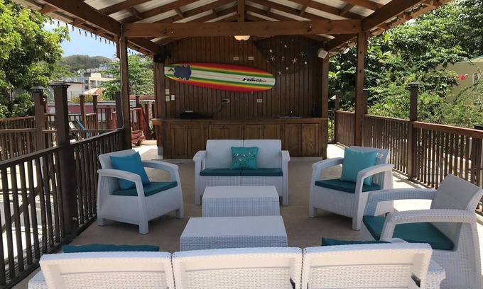 Aguadilla Pueblo Casa | Casa modernizada, como a estrenar. Vistas panorámicas al mar puestas de sol. Todos los muebles nuevos
