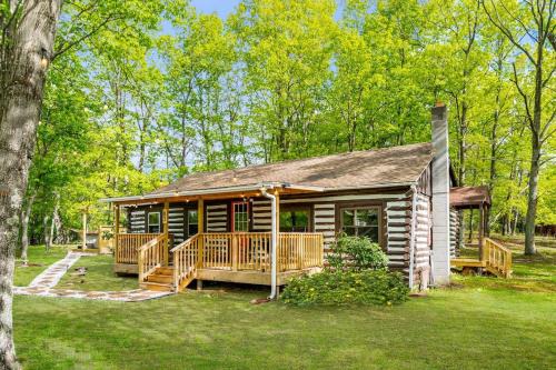 Berkeley Springs Chalet De Esquí | Modernized Log Cabin w Hot Tub Fire Pit & Views