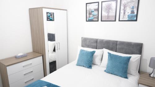 Manchester Casa | Modernized Three Bedroom House near City Stadium, Attractions, City Centre - Sky n Netflix - Convenient Transport