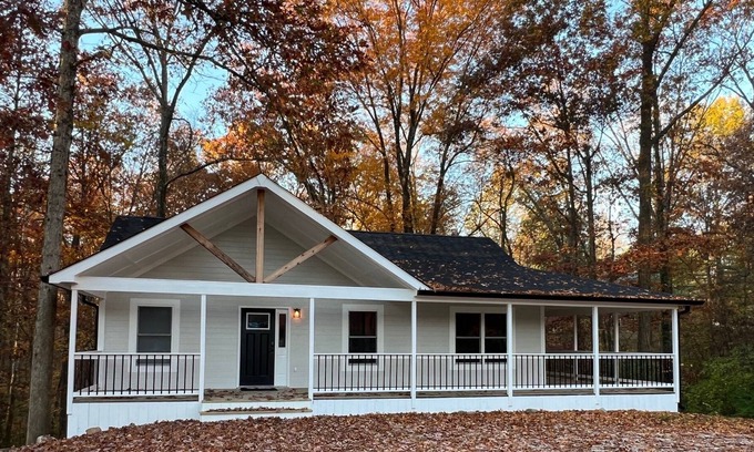 Nineveh Casa | Modernly Appointed Lakehouse, Backs Up to the Woods, Sleeps 10, Full Kitchen
