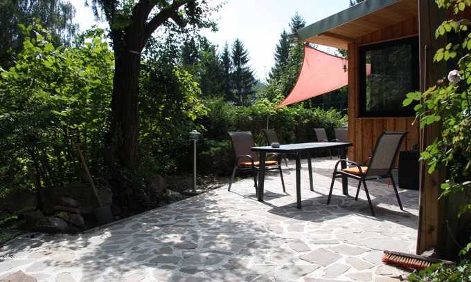 Friedrichroda Casa | Moderno bungalow con chimenea en una zona verde desde 57 euros por día.