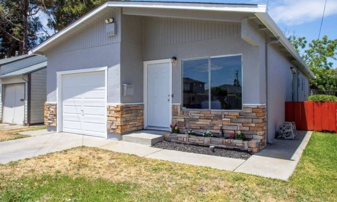 Richmond Casa | Modernly Remodeled Cabin-Style Bungalow