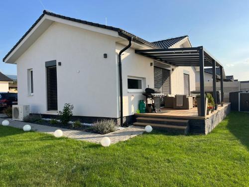 Trencin Casa | Moderny luxusny domcek s vyhladom na zamok
