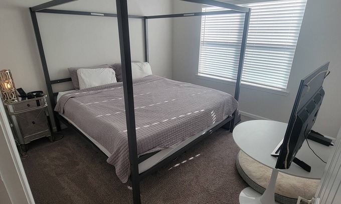 McNeil Apartamento | Modest 1 Bedroom 1 Bathroom Apartment on the 2nd floor. Wi-Fi and Cable included