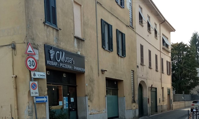 Somma Lombardo Apartamento | Modest house