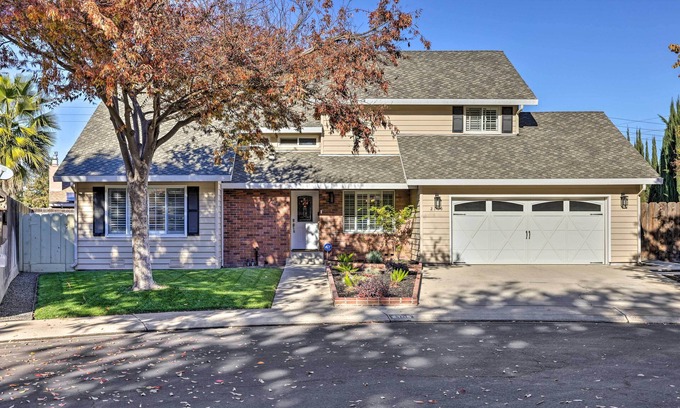Modesto Casa | Modesto Home w/ Deck - 2 Mi to Vintage Faire Mall