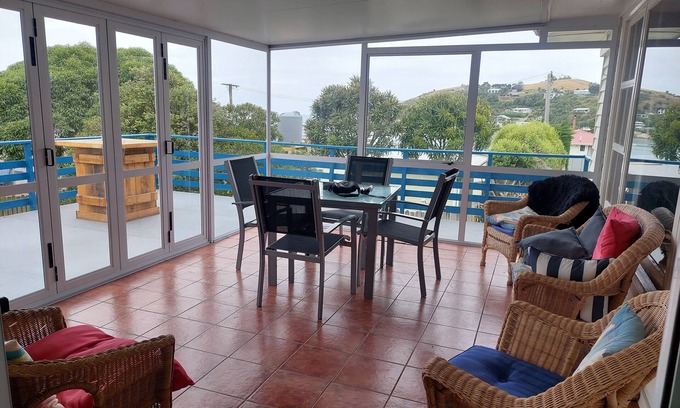 Moeraki Casa | Moeraki village, family sized house stunning views, 50m to the beach.