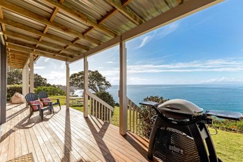 Onetangi Casa | Moeraki with private walkway to Onetangi Beach by Waiheke Unlimited