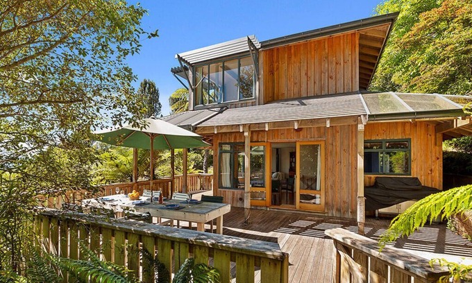 Pukawa Cabaña | Moetu Lodge - Pukawa Bay Holiday Home
