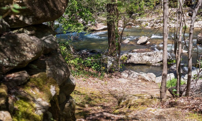 Chimney Rock Casa | Desembarco de lujo de Riverfont Mohican - Carolina Properties