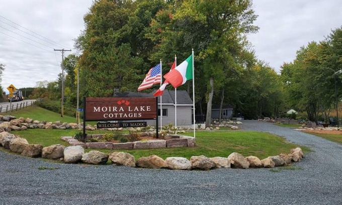 Centre Hastings Cabina | Moira Lake Cottages