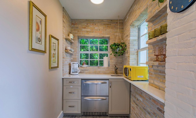 Estate East Street Condominio | Moko Jumbie House - "Historic Suite" A Modern 1-Bedroom Oasis.
