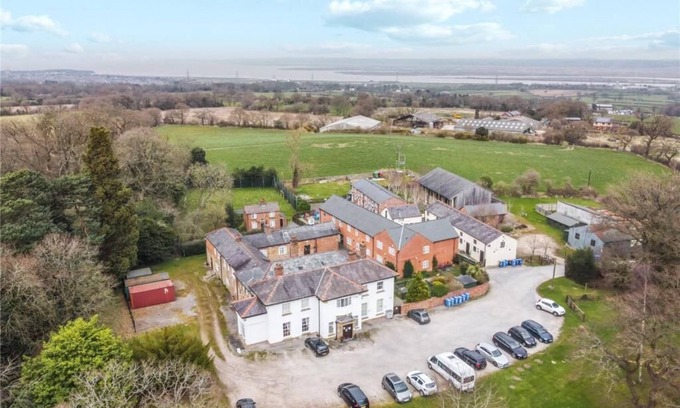 Mynydd Isa Casa | Mold Double Room Private Bathroom TV Free Wi-Fi