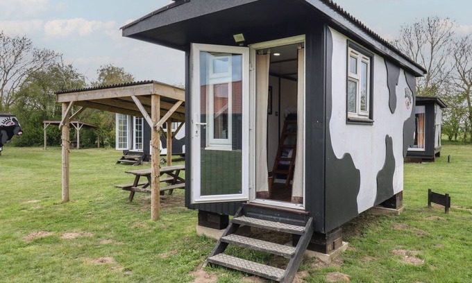 Woodbridge Cabaña | MOLLY (COW SHED 6), pet friendly, with a garden in Campsea Ashe