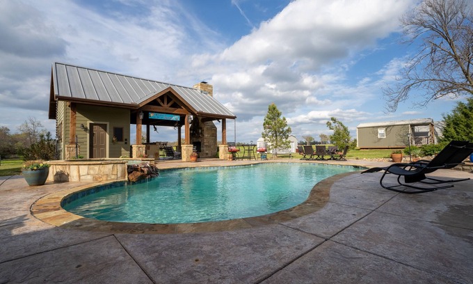 Sulphur Springs Casa | Mom and Dad's Place - Lil Paradise