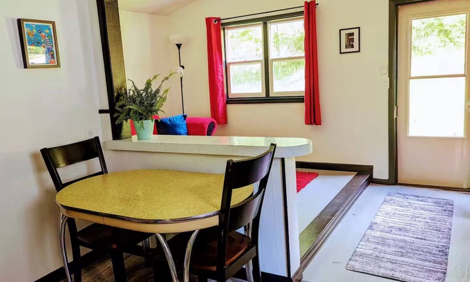 Bloomingburg Cabaña | Mondrian Manor - Cottage in the lower Catskills near Ellenville and Wurtsboro