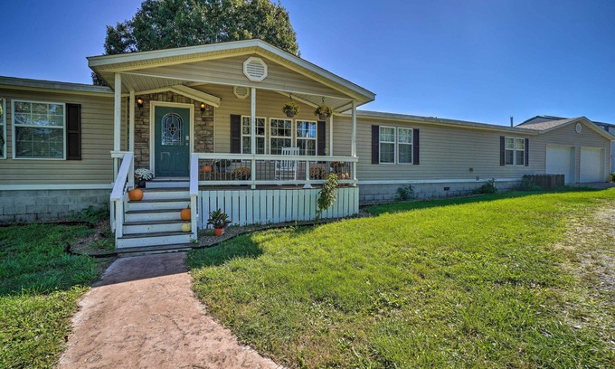 Powell Casa | Monett Family Ranch Home w/ Fireplace & Huge Deck!