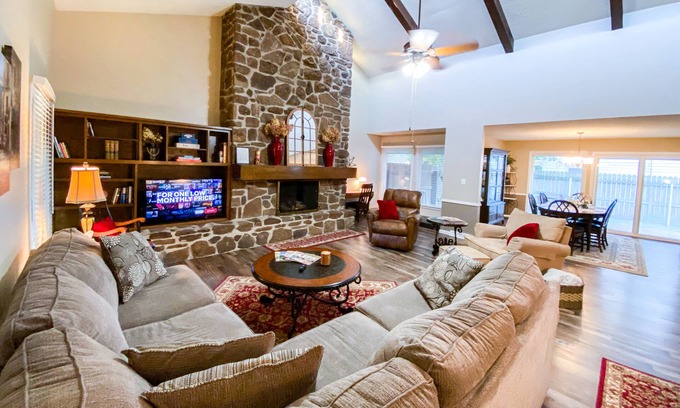Monett Casa | Monett Masterpiece: A Grand Stay in a Small Town