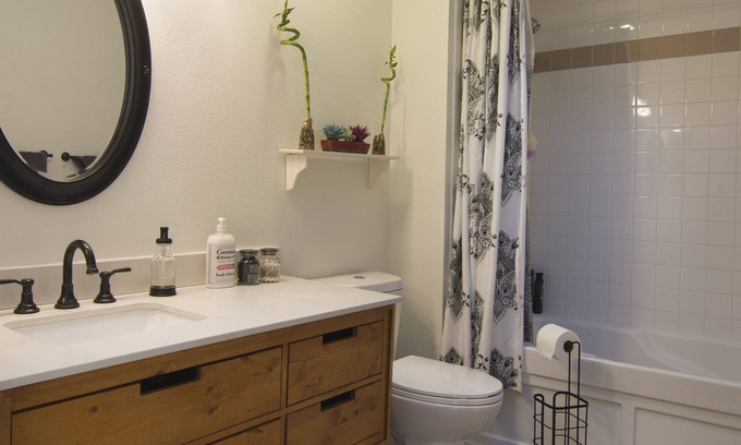 North Broadway - Holiday Casa | Monica’s Cheerful Retreat Townhouse