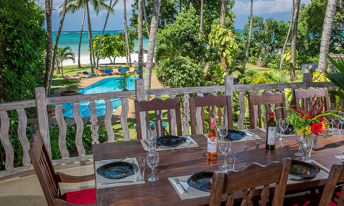 Diani Beach Villa | Villa independiente con cocinero incluido, piscina compartida, hermosos jardines, en la playa
